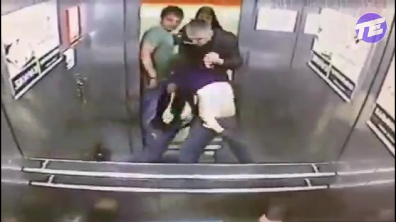 Драка porn video – Драка в лифте