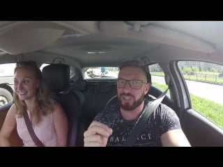 Sls пассажирка такси садится на шпагат в автомобиле