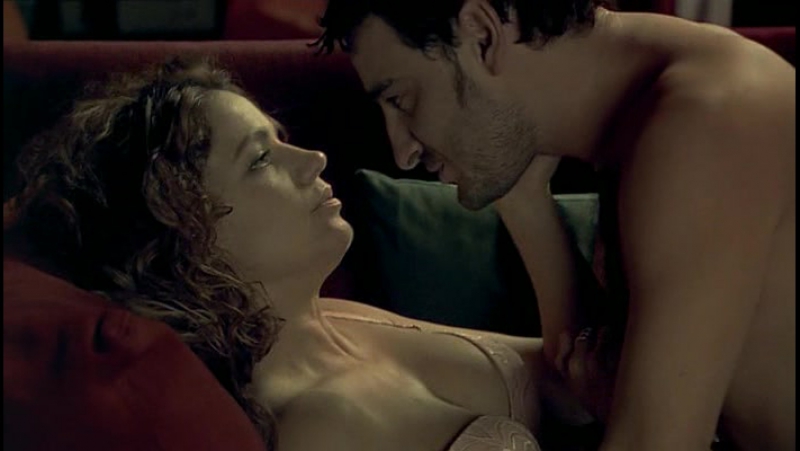 Ο βασίλησ χαραλαμπόπουλοσ γυμνόσ στη ταινία "πέντε λεπτά ακόμα"