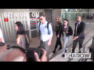 Exclusive kristen stewart and girlfriend stella maxwell hold hands at paris cdg airport (13/06)