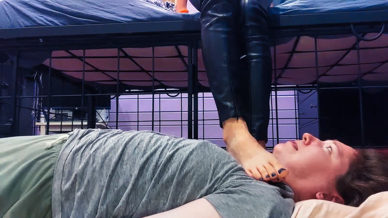 [27] com/ffmdm / young girl trample guy / feet, femdom, fetish, worship, раб, goddess, трамплинг, ножки, госпожа, slave