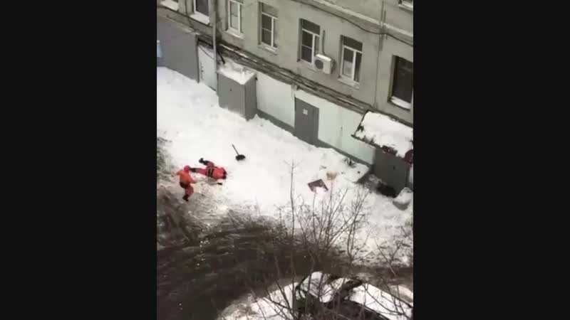 Уборщик снега свалился с крыши