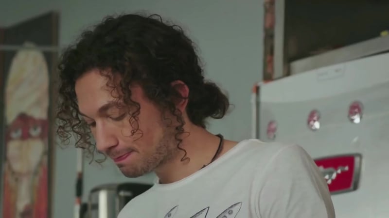 Paramparça 68 bölüm kızım çocuğun biriyle sarmaş dolaşsın kim bunlar