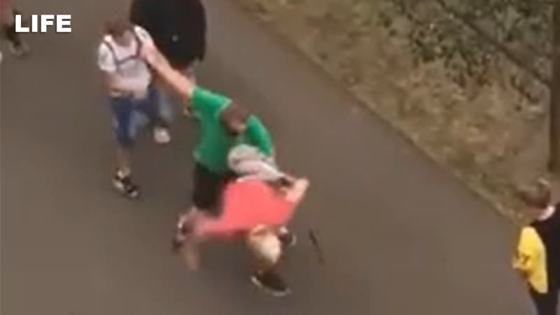 В зеленограде курьер избил молодые из за цвета волос