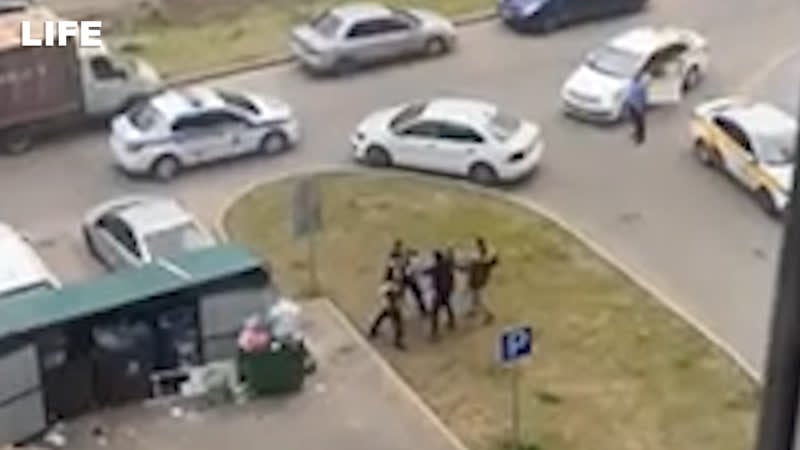 Ошалевший закладчик с кучей молодые в авто подрался с гаишниками в балашихе