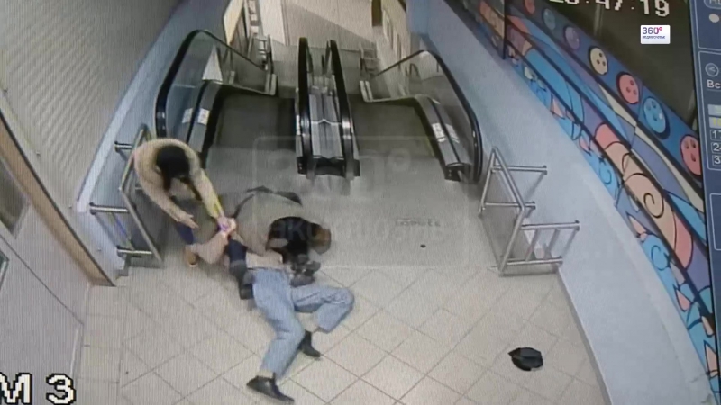 Молодые шлюхи порезали ножом ветерана