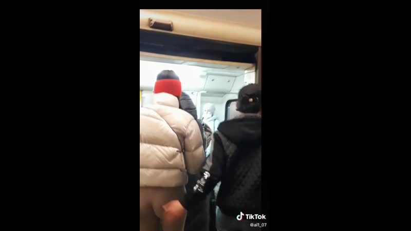 Лапал девушек в метро и выкладывал в tiktok шлёпал по попе