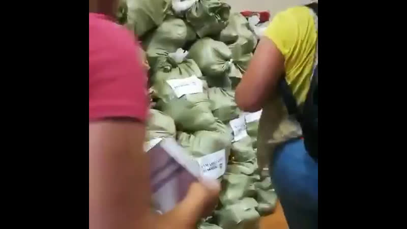 На мешки с гуманитарной помощью