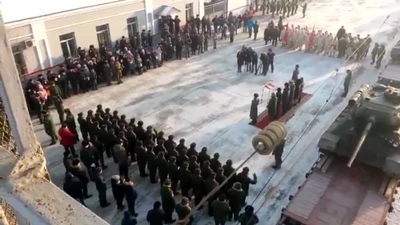 Торжественное позорище в честь возвращения боевой техники в чите с оркестром встретили эшелон с танками т 34, вернувшимися на ро