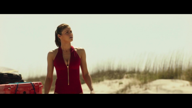 Александра даддарио (alexandra daddario), ильфенеш хадера (ilfenesh hadera) в фильме "спасатели малибу" (baywatch, 2017) 1080p