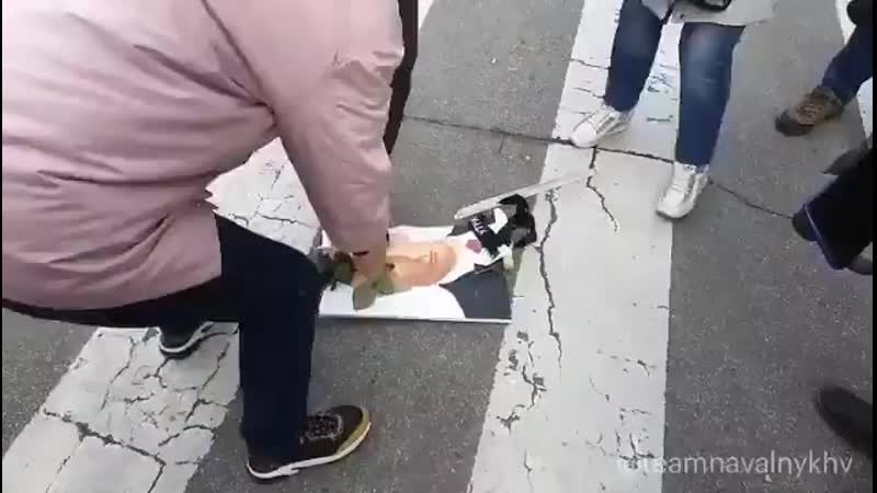 Тем временем в хабаровске великого обнулённого лидера просто растоптали mp4