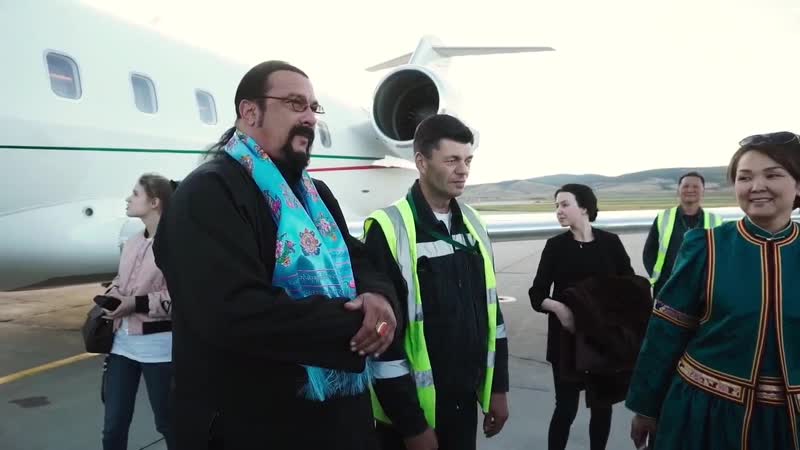 Голливудский актер и режиссер стивен сигал прилетел на неделю в республику бурятия