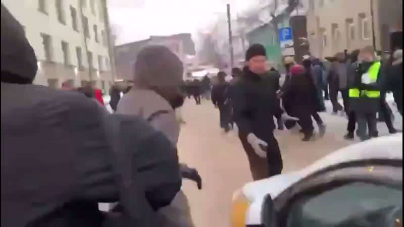 Демонстранты и обычный таксист