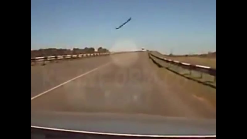 Лом вылетел в капот © видеожесть