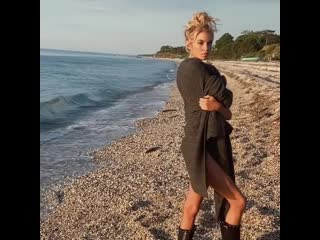 26 июня 2020 стелла на съемке naked cashmere на ферме driftwood, лонг айленд, нью йорк