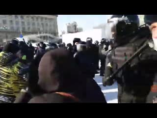 В хабаровске омон с дубинками бросился на протестующих!