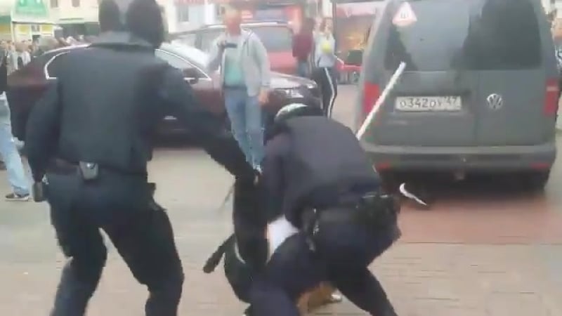 Честь совесть инвалида без руки дубасят об асфальт два здоровенных россиянских полицая как тебе такое адольф гитлер