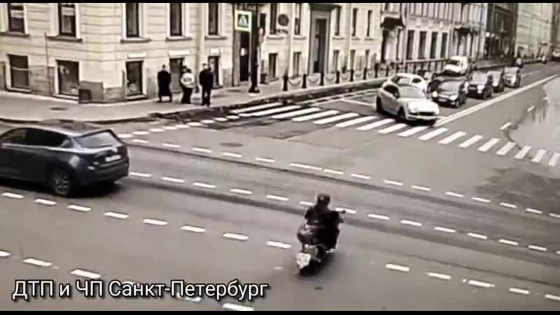 Мопедист испугался девушку porsche cayenne coupe и сам упал на перекрестке в петербурге