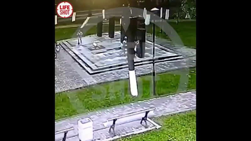 Придавило мраморной плитой