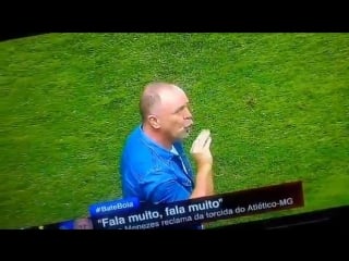 Mano menezes mandando a torcida do atlético chupar o pau dele