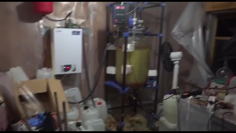 Особо крупный размер фсб накрыла нарколабораторию с 40 кг мефедрона и 500 л наркосодержащей жидкости