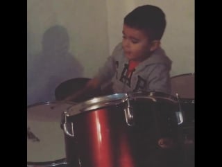 Toca la bata y canta la cancion de esperanza amo❤️