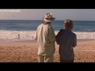 Сара фостер (sara foster) и анахит минасян (anahit minasyan) в бикини в фильме "большая кража" (the big bounce, 2004)