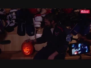 Happy halloween, babes! here's ovi with an ovi lantern