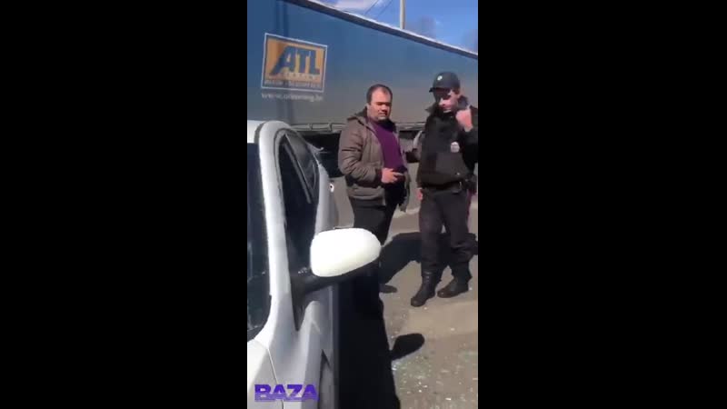 В москве очень упорный гаишник остановил нарушителя, но тот заперся в салоне и не торопился выходить