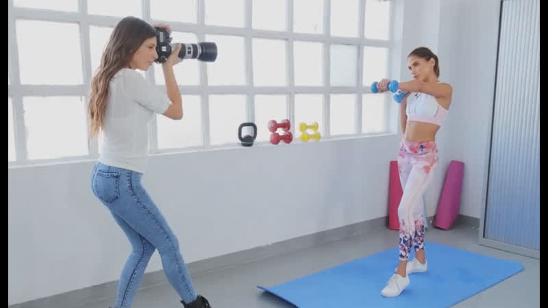 Спортивная фитоняша соблазнила фотографирующую её подругу и они занялись страстной любовью)