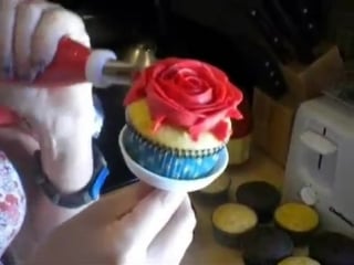 How to decorate rose cupcakes (decorating tutorial) valentines day