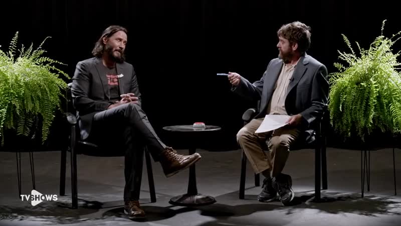 Киану ривз между двумя папоротниками с заком галифианакисом