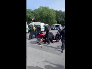 Berlin demo 29 8 2020 frau auf demo gestorben durch aggressive polizeigewalt