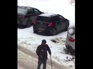 Несёт розу для своей любимой