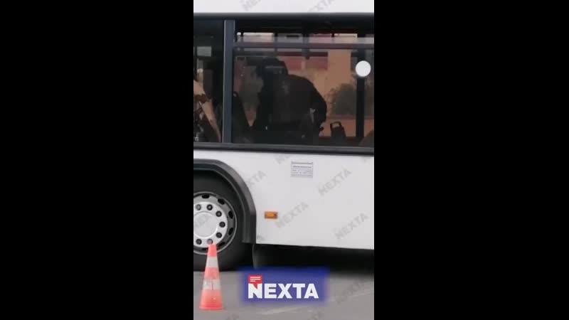 Избивают в тонированном автобусе