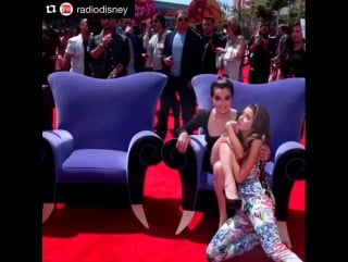 «#repost@radiodisney ・・・ @lauramarano and @vanessamarano showing some sibling love on the #rdma red carpet!»