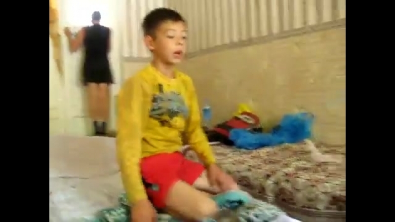 Сын видео мальчик. Видеозаписи мальчики в лагере. Мастурбация мальчиков в лагере. Мальчик в лагере в душе китайцы.