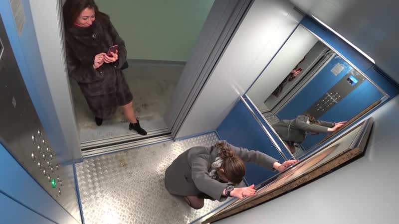 Портрет путина повесили в лифте многоэтажки реакция пранк скрытая камера москва