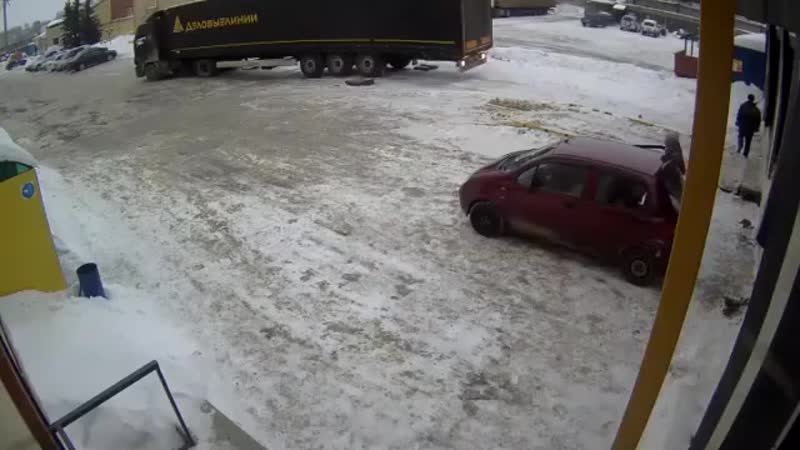 В екатеринбурге водитель фуры раздавил грузчика 360 mp4