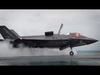 Взлет f 35 с авианосца hms queen elizabeth (замедленная съемка)