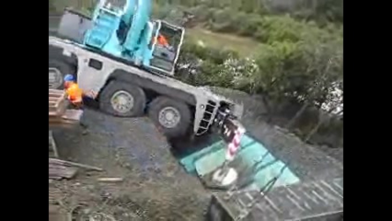 Падение автомобильного крана!!! крановщик в шоке!!!