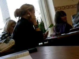 Кристинка смывает макияж тампоном