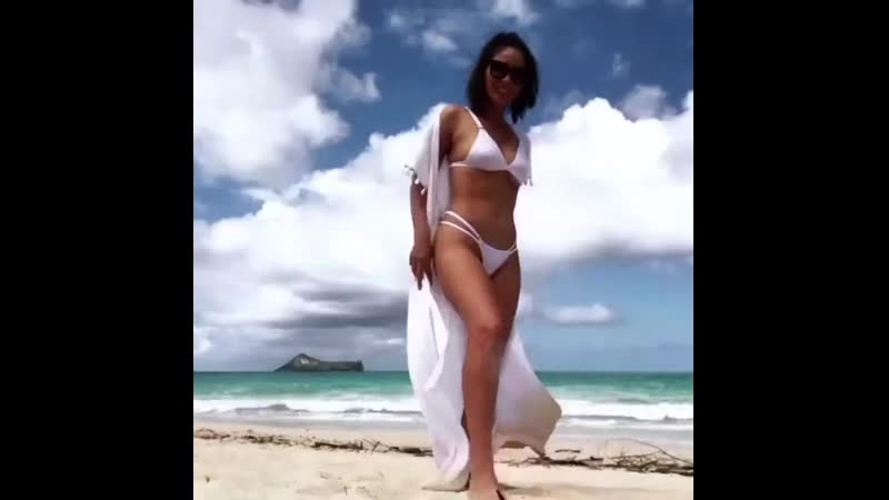 Olivia munn и на необитаемом острове не скучает без связи, потому что в мобильном телефоне имеется видеокамера