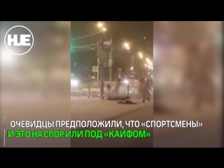 В центре южно сахалинска группа голых жителей делала гимнастику на улице