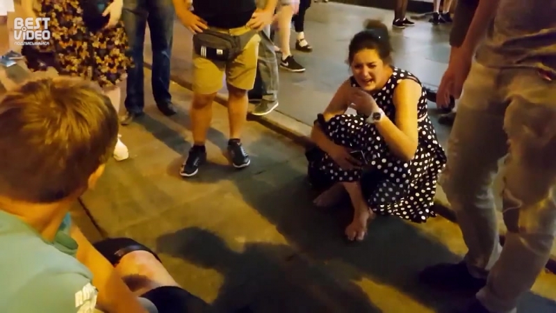 В питере студент заступился за девушку и его за это ударили ножом