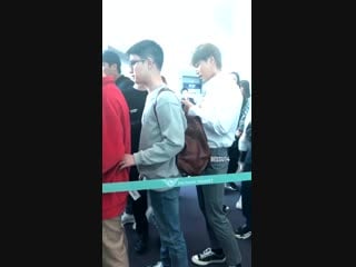 [vid] 181119 airport candids tickles from kyungsoo to baekhyun