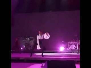 Im still not over jungkook doing rihannas dance, he looks kinda shy such a cutie