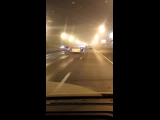 Таксист везет ванну в машине