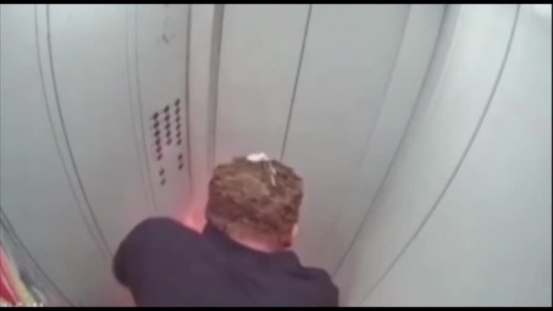 Чуть не сгорел в лифте