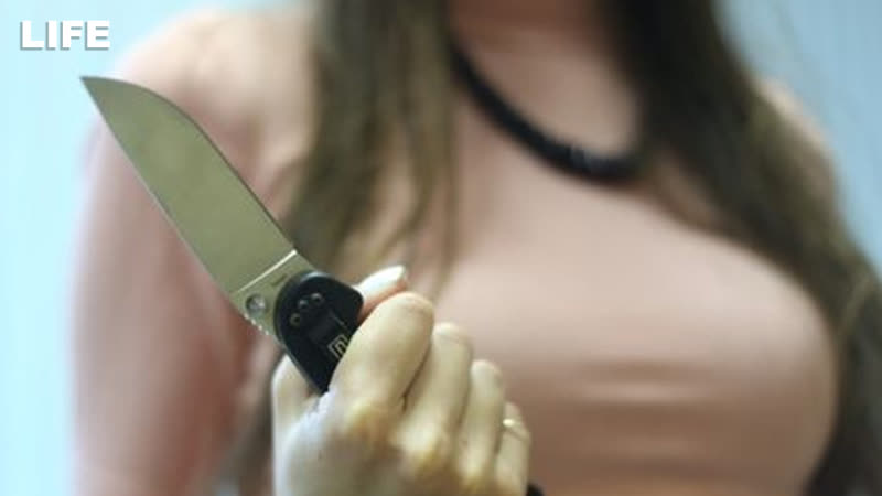 Изрезала подругу ножом у входа в магазин